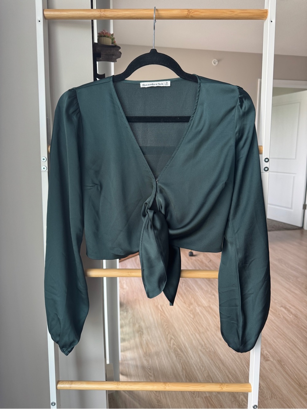 Abercrombie & Fitch Emerald Green Tie-Front Long-Sleeve Blouse Size XS, Coquette
